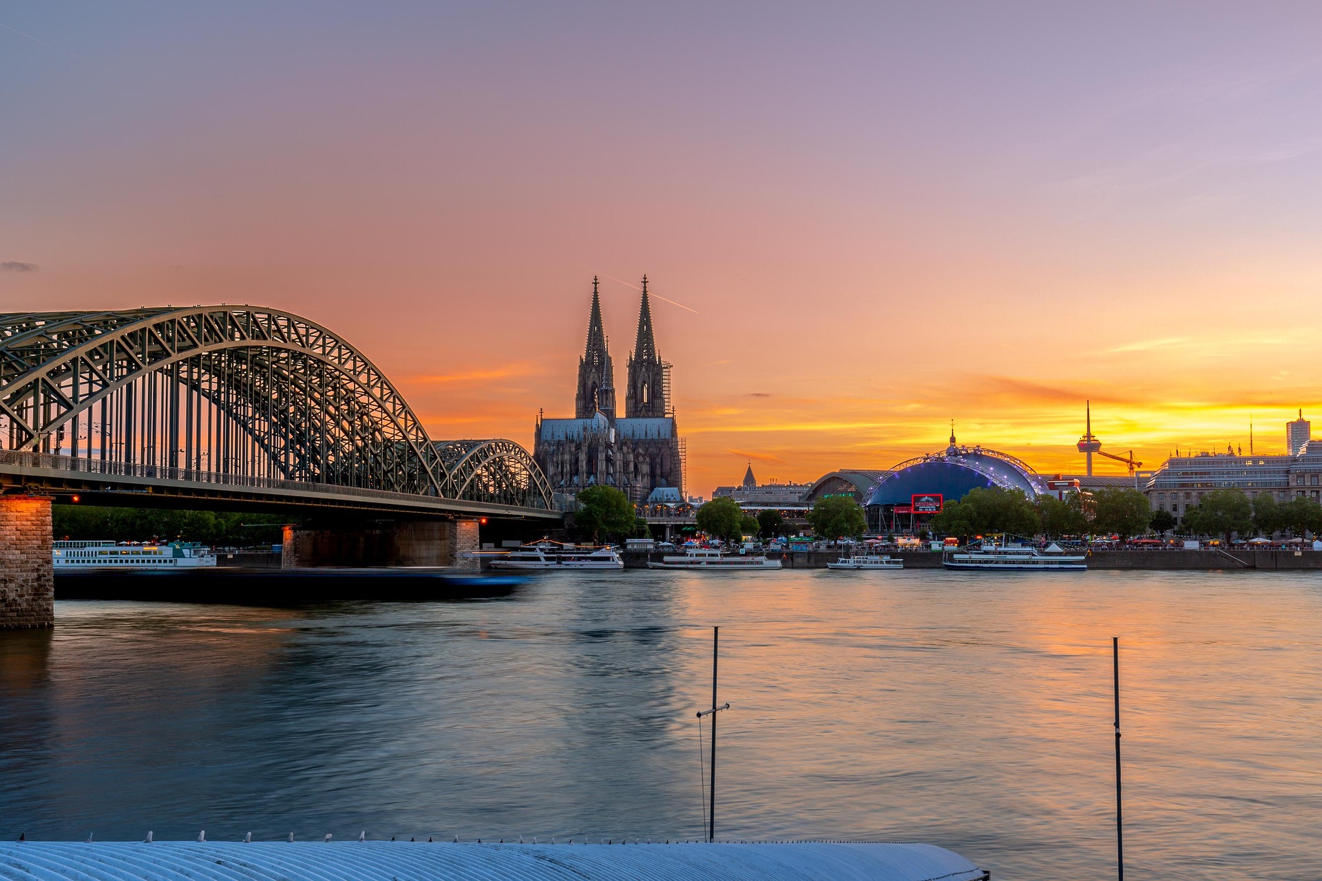 Köln on suuruselt neljas linn Saksamaal ja populaarne turismisihtkoht Hollandisse/Madalmaadest lahkuvate inimeste seas. Linn on tuntud oma gooti maailmapärandi