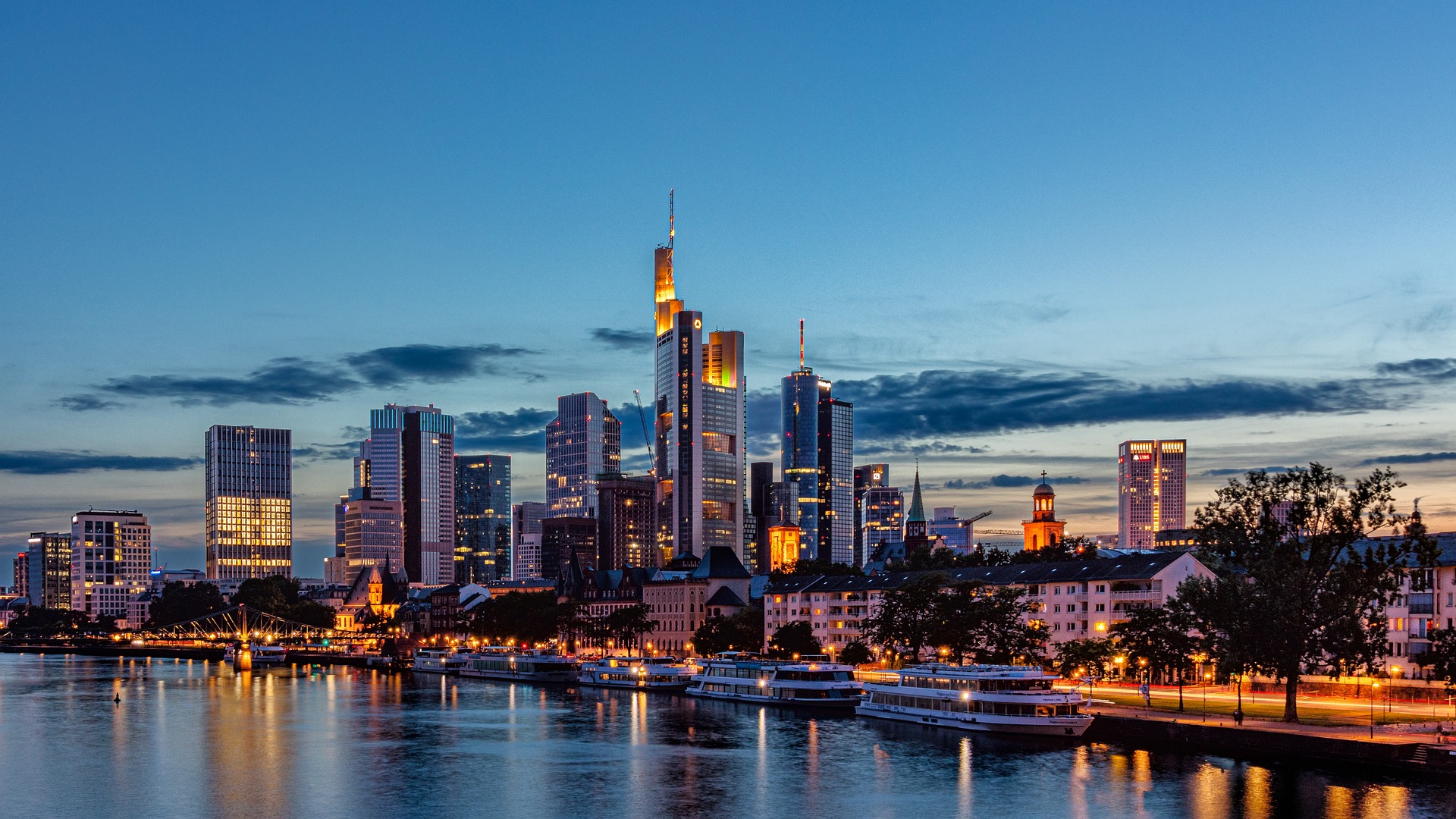 Frankfurt on kultuuri, restoranide ja ajalooga küps linn. See on ka Euroopa panganduse ja ärikeskus. Kuigi Frankfurdis puudub Müncheni, Kölni või Berliini võlu,